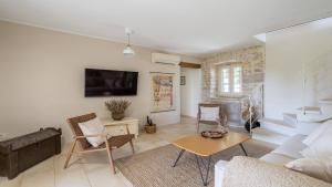 ein Wohnzimmer mit einem Sofa und einem Tisch in der Unterkunft Cozy and charming villa in Tinjan in Tinjan