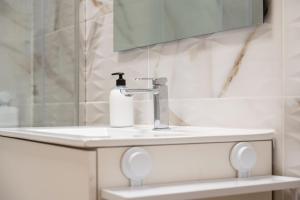 Bonito apartamento a 100 m de la playa في Arico: حمام مزود بحوض ومِرآة +28 صورة