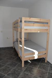 ein Etagenbett in einem Zimmer in der Unterkunft Beachfront Apartment - Tacoronte in Santa Cruz de Tenerife