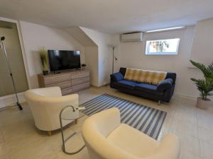 uma sala de estar com um sofá e uma televisão em Dream villa with sea views and swimming pool! em Guardamar del Segura