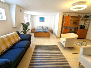 uma sala de estar com um sofá e uma cama em Dream villa with sea views and swimming pool! em Guardamar del Segura
