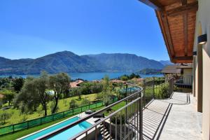 Výhľad na bazén v ubytovaní Villa Fiordaliso alebo v jeho blízkosti
