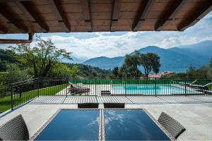 Piscine de l'établissement Villa Fiordaliso ou située à proximité