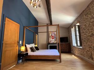 En eller flere senge i et værelse på La Maison de La Tour Pinte + 34 billeder