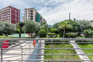 una vista de un parque con árboles y edificios en Palermo Modern Apartment with Swimming Pool, en Palermo