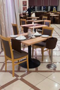 Reštaurácia alebo iné gastronomické zariadenie v ubytovaní Athina Airport Hotel