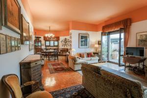 Casa Panoramica - by My Home In Como في كومو: غرفة معيشة مع أريكة وتلفزيون