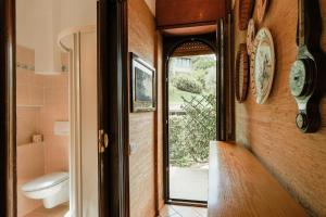 Casa Panoramica - by My Home In Como في كومو: حمام مع مرحاض وساعة على الحائط +17 صورة