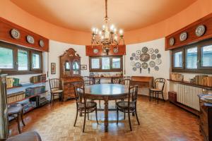 Casa Panoramica - by My Home In Como في كومو: غرفة طعام بها طاولة وكراسي