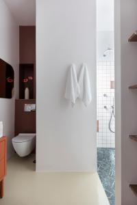 uma casa de banho com um WC e um chuveiro com toalhas em Nileos House em Atenas