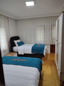 ウズンギョルにあるKaragoz Apart Pansiyonのベッドルーム1室(ベッド2台付)