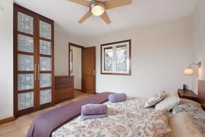 Postel nebo postele na pokoji v ubytování La Calabacera Casa Verde con piscina, By Paramount Holidays