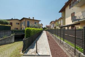 a fence in front of a row of houses at Le Porte Blu in Passirano