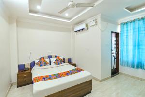 een slaapkamer met een groot bed in een kamer bij FabHotel Good Luck Residency in Guwahati