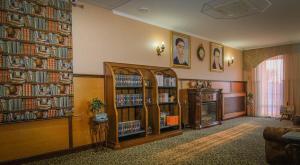 eine Bibliothek mit Bücherregalen voller Bücher in der Unterkunft Premier Hotel Palazzo in Poltawa