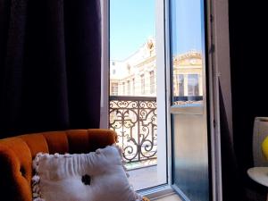 a pillow sitting on a chair in front of a window at Lille Centre Ville, Beaux Arts et Grand Palais, Bienvenue chez Nestyou Lille in Lille