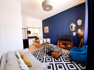 a living room with a white couch and a blue wall at Lille Centre Ville, Beaux Arts et Grand Palais, Bienvenue chez Nestyou Lille in Lille