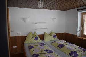 een bed in een kamer met twee kussens erop bij Chalet Reiterhäusl in Ramsau am Dachstein