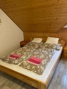 ein Bett mit zwei Kissen auf einem Zimmer in der Unterkunft Laguna House Balatonberény in Balatonberény