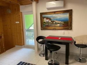 une chambre avec une table, deux chaises et un tableau dans l'établissement Laguna House Balatonberény, à Balatonberény