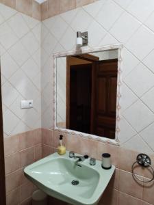 uma casa de banho com um lavatório e um espelho em AT LA VIÑUELA em Losar de la Vera