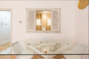 una mesa de cristal en una habitación con espejo en Merced10 2C, en Málaga