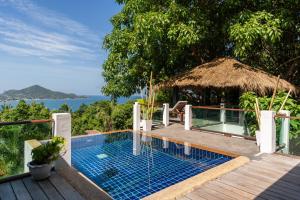 una piscina resort con vistas al océano en Banana Villa Koh Tao en Ko Tao
