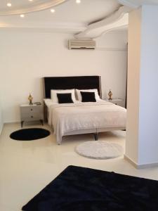 เตียงในห้องที่ Апартаметы Либия Libiya в центре Кемера дуплекс две спальни, 140 кв м, 300 м до пляжа,рамещение до 5 человек