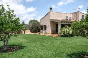 an image of a house with a yard at Bonita casa de campo Sa Vinya para relax y piscina privada in Inca