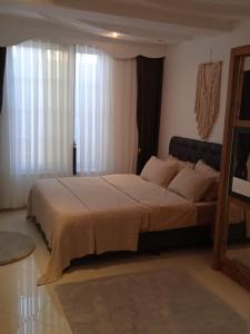 A bed or beds in a room at Апартаметы Либия Libiya в центре Кемера дуплекс две спальни, 140 кв м, 300 м до пляжа,рамещение до 5 человек