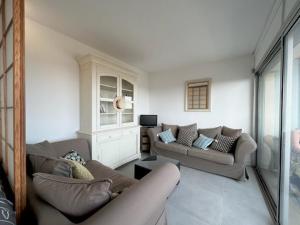 - un salon avec deux canapés et une table dans l'établissement Appartement Argelès-sur-Mer, 2 pièces, 6 personnes - FR-1-388-178, à Argelès-sur-Mer