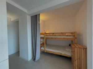 Cette chambre comprend 2 lits superposés. dans l'établissement Appartement Argelès-sur-Mer, 2 pièces, 6 personnes - FR-1-388-178, à Argelès-sur-Mer