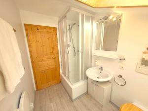 een badkamer met een douche, een toilet en een wastafel bij Haus Denneberg in Oberstaufen +33 foto's