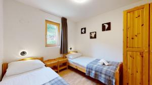 - une chambre avec 2 lits et une fenêtre dans l'établissement Pracondu RENOVE OUTDOOR & FUN appartement 2 chambre 6 personnes, à Nendaz
