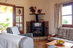 sala de estar con sofá y chimenea en Bonita casa de campo Sa Vinya para relax y piscina privada, en Inca