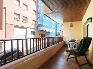 - Balcón con vistas a un edificio en D16241 Sant Telm II, en Sant Feliu de Guíxols