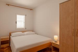 Postel nebo postele na pokoji v ubytování Apartments Center Pag 50 m to the sea