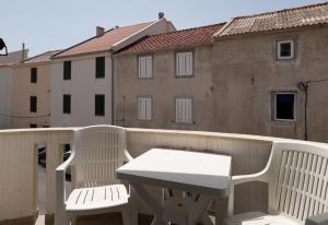 Balkón nebo terasa v ubytování Apartments Center Pag 50 m to the sea