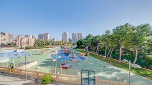 un grand parc aquatique dans une ville avec des bâtiments dans l'établissement Apartamento La Cala Finestrat, à La Vila Joiosa