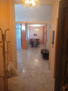 un couloir avec un salon et une salle à manger dans l'établissement Durazzo Vollga 1, à Durrës