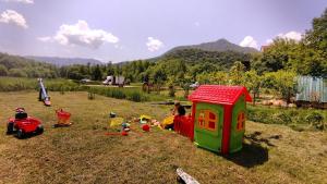 Ein Kinderspielbereich in der Unterkunft Camp Sunny Hills