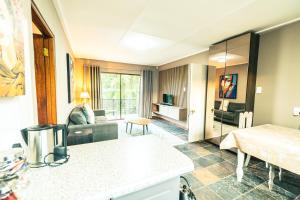 un ampio soggiorno con divano e letto di Titanic View - Place of Peace a Clarens