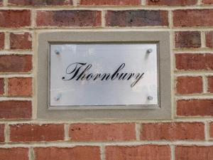 Znak na ceglanej ścianie ze słowem poniedziałek w obiekcie Thornbury w mieście Great Malvern