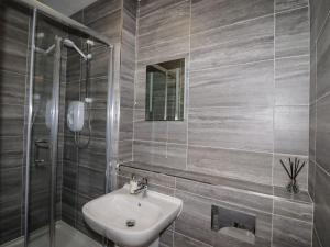 un baño con lavabo y ducha en Marine House, en Southport 40 fotos más