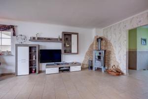 Μια τηλεόραση ή/και κέντρο ψυχαγωγίας στο Karlshagen - Ferienhaus am Deich +13 φωτογραφίες