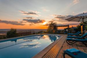 The swimming pool at or close to IL CASALE DEL NONNO 8&2 Emma Villas