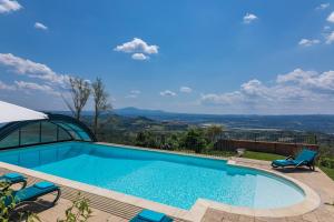 The swimming pool at or close to IL CASALE DEL NONNO 8&2 Emma Villas