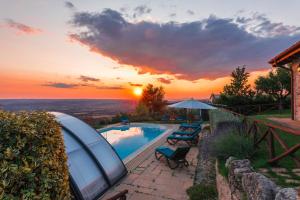 The swimming pool at or close to IL CASALE DEL NONNO 8&2 Emma Villas