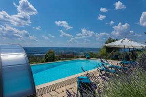 The swimming pool at or close to IL CASALE DEL NONNO 8&2 Emma Villas