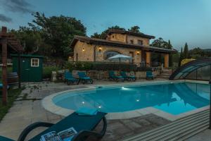 The swimming pool at or close to IL CASALE DEL NONNO 8&2 Emma Villas